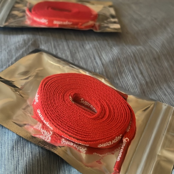 Supreme shoelaces ! 2 blacks 2 reds 1 white and 1 gold - Picture 4 of 5